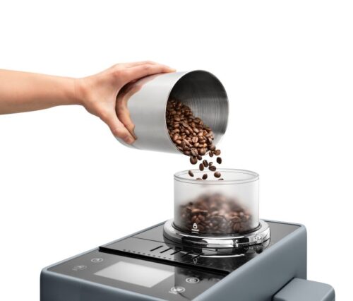 Personne qui verse le grain dans la rivelia latte grise