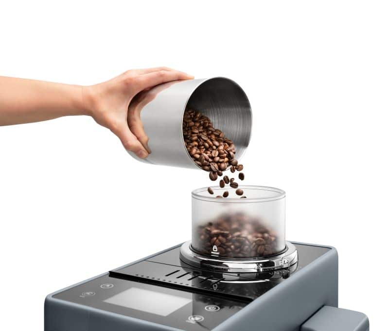 Personne qui verse le grain dans la rivelia latte grise