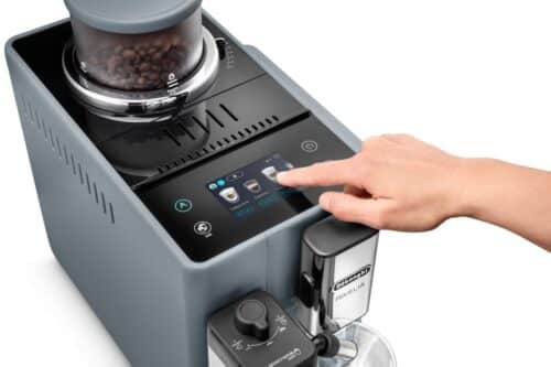 Rivelia latté 4455G avec une personne qui appui sur la machine