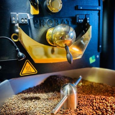 Café grain qui vient d'être torréfié dans la machine qui sert à torréfier