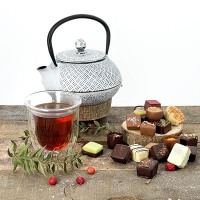 Infusion de thé rooibos dans tasse transparente et théière