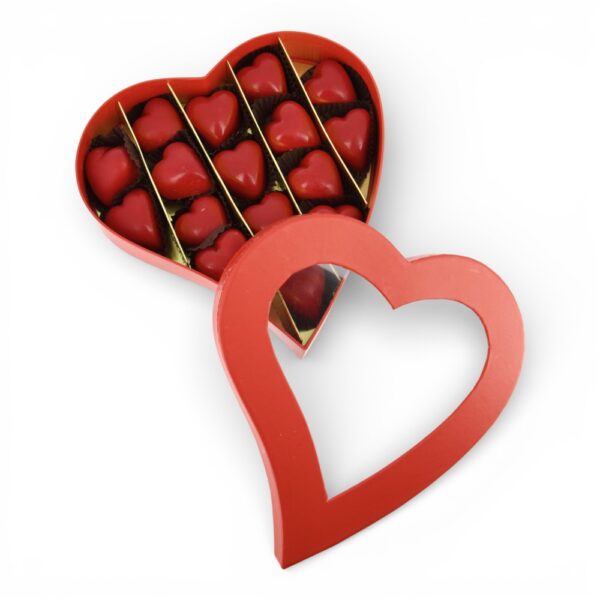 Cœur rouge ouvert avec 16 chocolats praliné lait en forme de cœur visibles