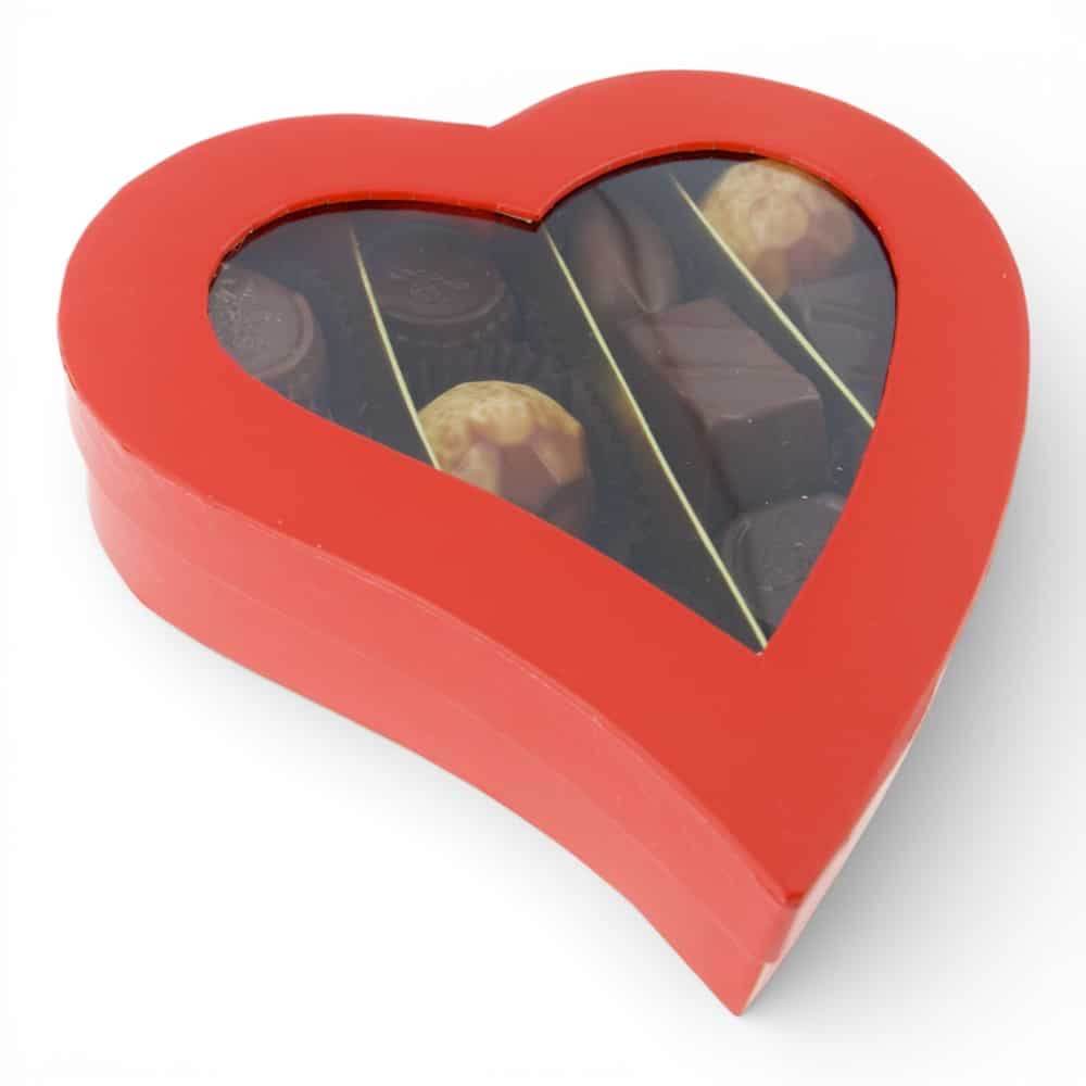 Cœur rouge fermé contenant un assortiment de 10 chocolats sans sucre ajouté