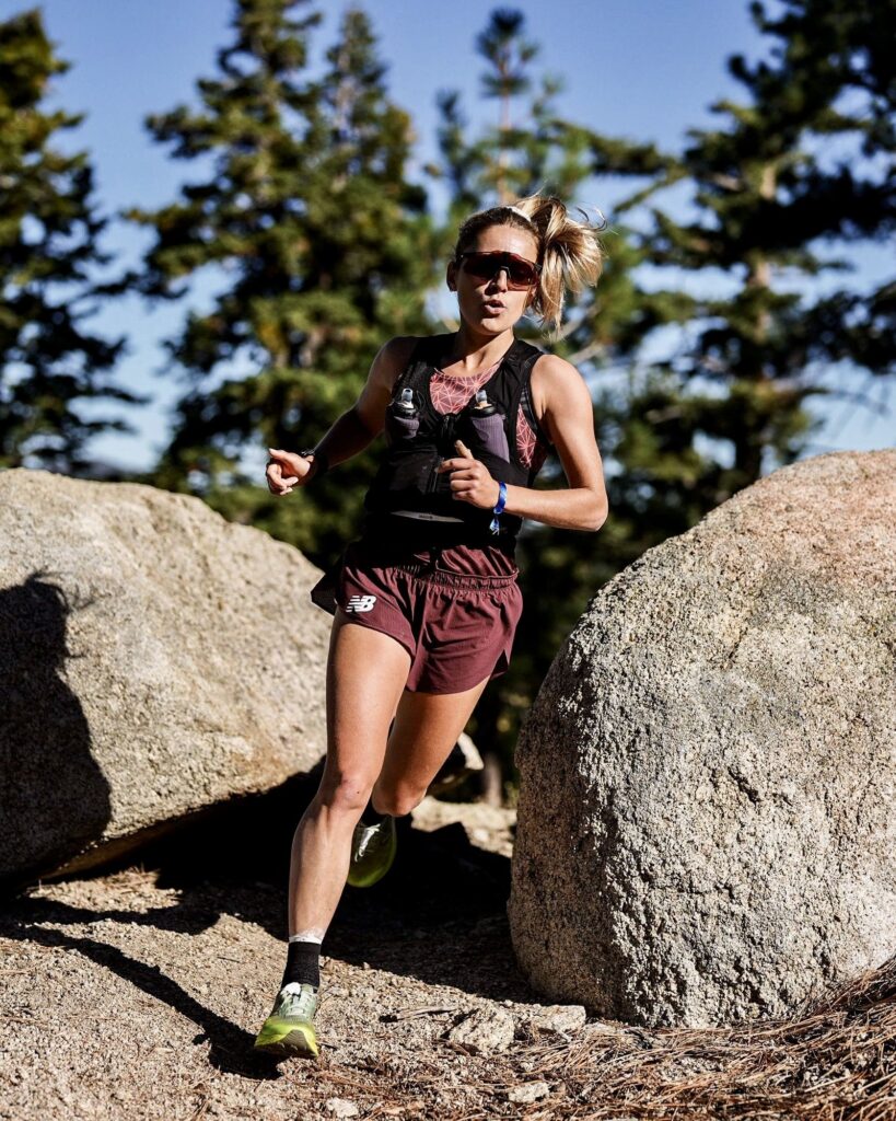 Maelle BEAUVIR en train de courir entre deux rochers