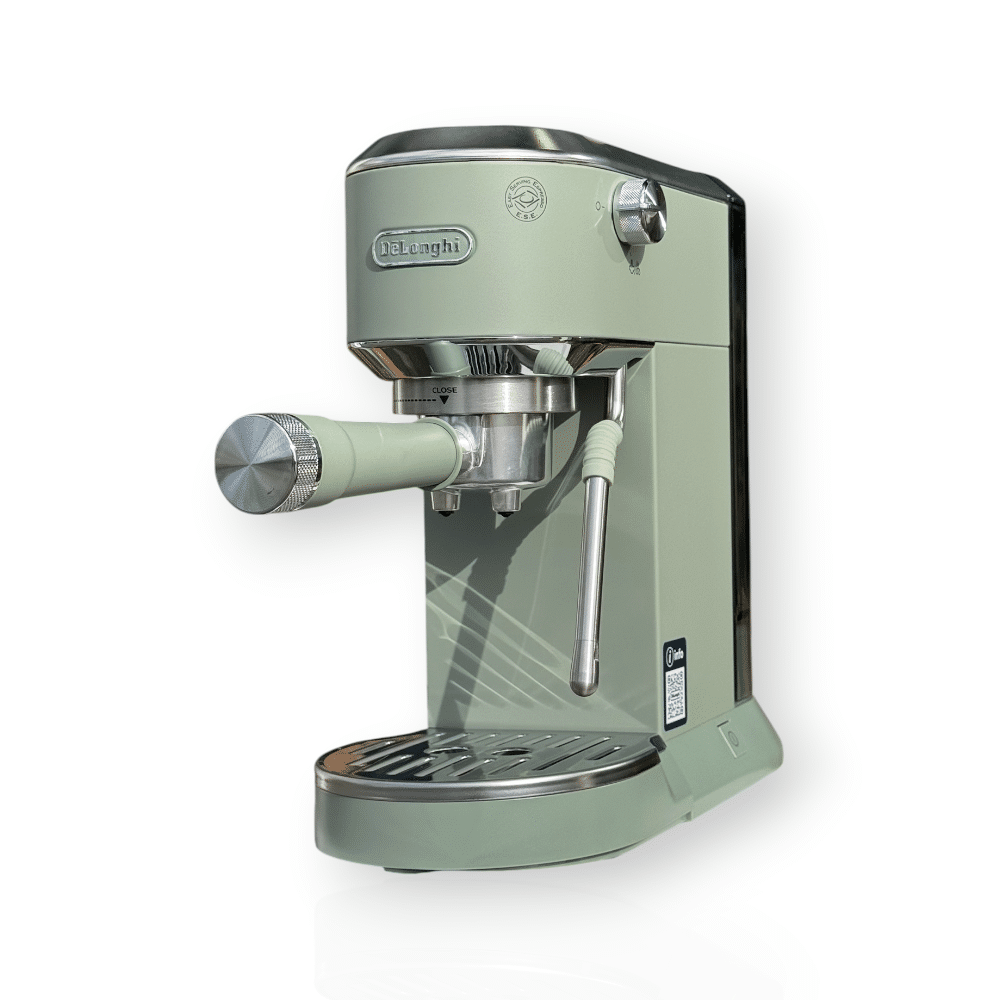 Machine à expresso De’Longhi Dedica Duo EC890.GR verte vue de trois quarts sur fond blanc