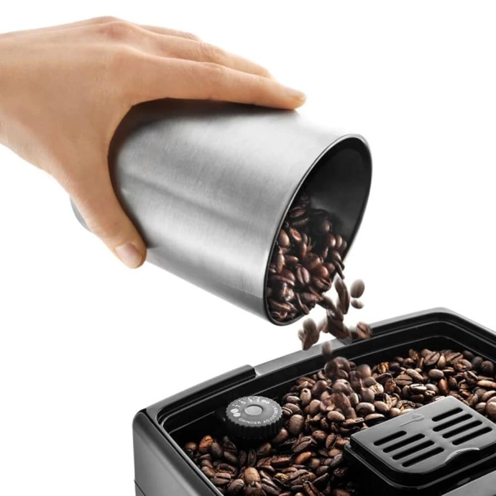 Remplissage du bac à grains de la DeLonghi Dinamica FEB3535.SB.